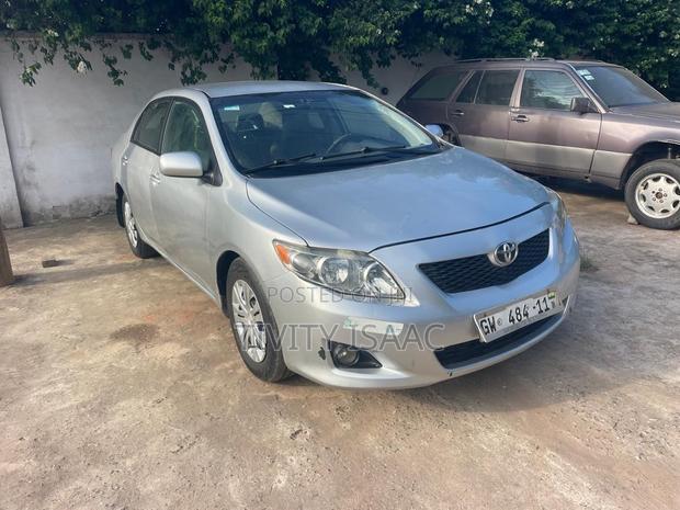Toyota Corolla LE 4dr Sedan (1.8L 4cyl 4A) 2010 Silver