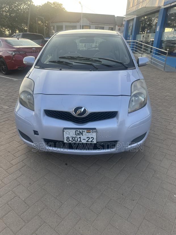 Toyota Vitz 2010 Silver