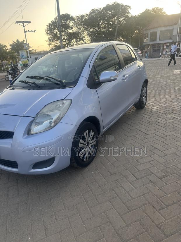 Toyota Vitz 2010 Silver