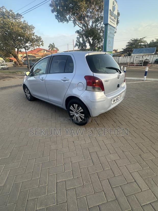 Toyota Vitz 2010 Silver