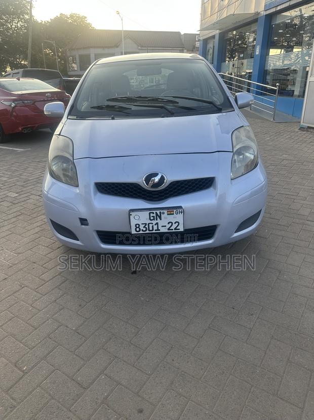 Toyota Vitz 2010 Silver