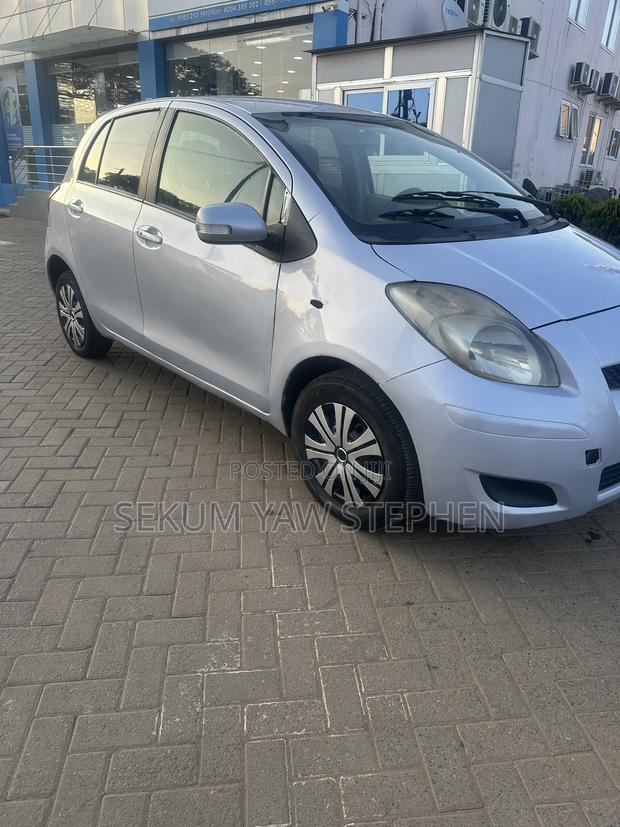 Toyota Vitz 2010 Silver
