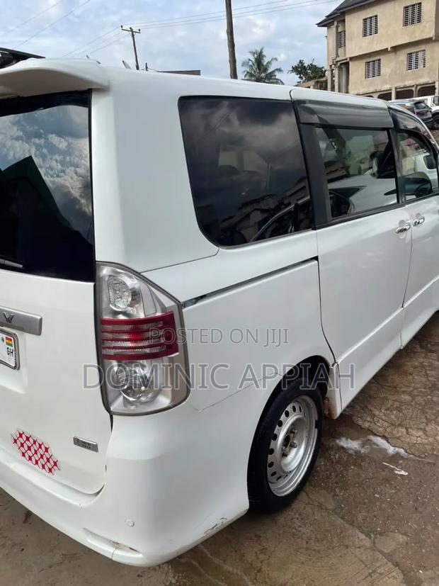 Toyota Voxy V 4WD 8-Seater 2013 White