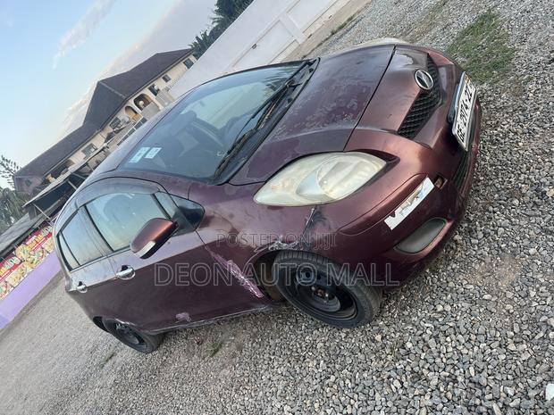 Toyota Vitz 1.3 FWD 5dr 2010 Brown
