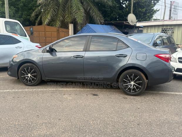 Toyota Corolla SE 4dr Sedan (1.8L 4cyl CVT) 2017
