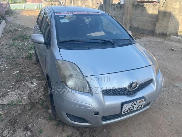 Toyota Vitz 2009 Silver