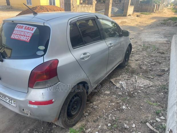 Toyota Vitz 2009 Silver