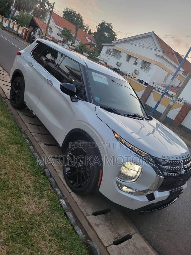Mitsubishi Outlander SEL Launch Edition 2022 White
