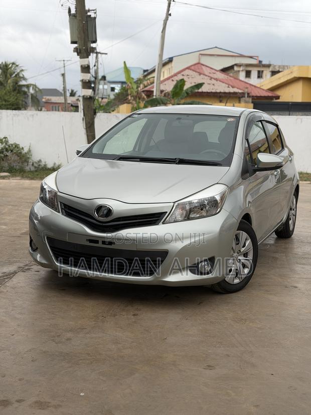 Toyota Vitz 1.3 FWD 5dr 2012 Green