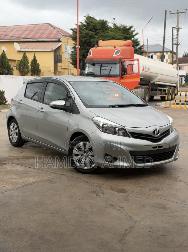 Toyota Vitz 1.3 FWD 5dr 2012 Green