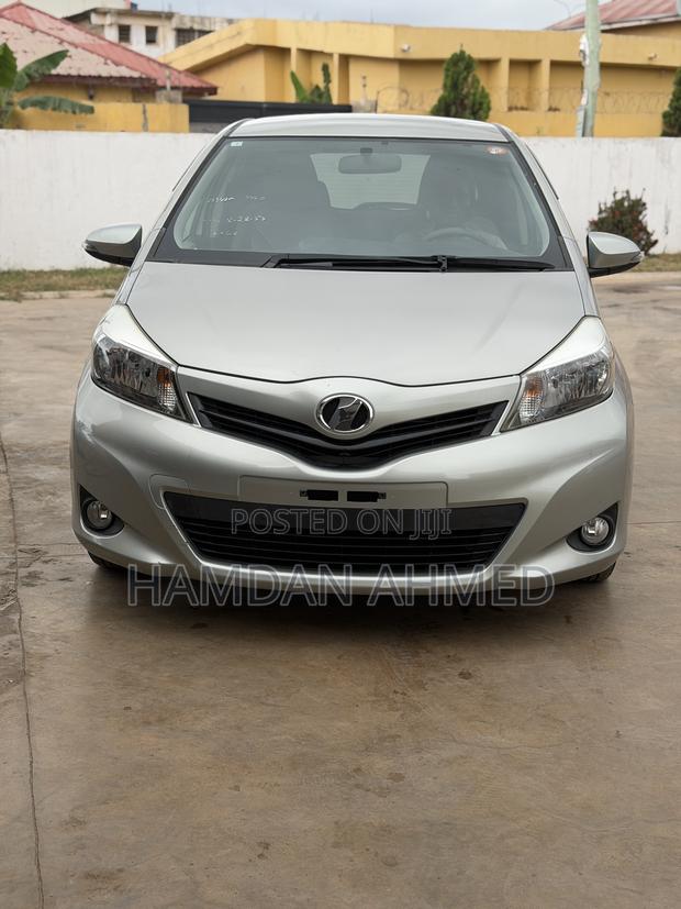 Toyota Vitz 1.3 FWD 5dr 2012 Green