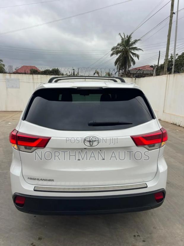 Toyota Highlander LE Plus 2019 White