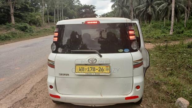 Toyota Sienta 2010 White