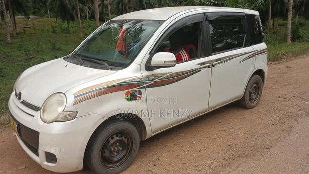 Toyota Sienta 2010 White