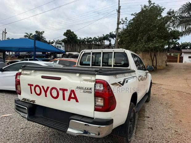 Toyota Hilux 2024 White