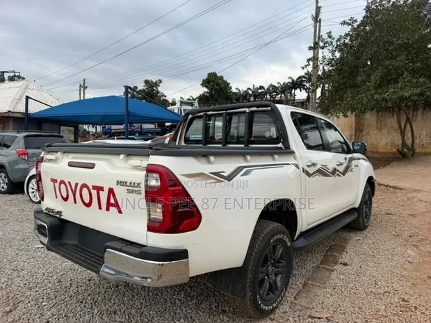 Toyota Hilux 2024 White