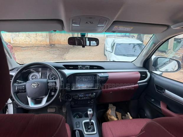 Toyota Hilux 2024 White