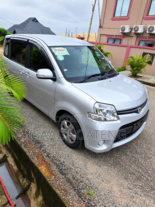 Toyota Sienta 1.5 FWD 2014 Silver