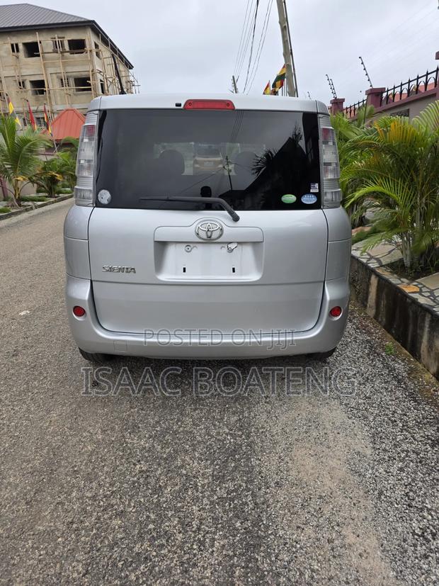 Toyota Sienta 1.5 FWD 2014 Silver