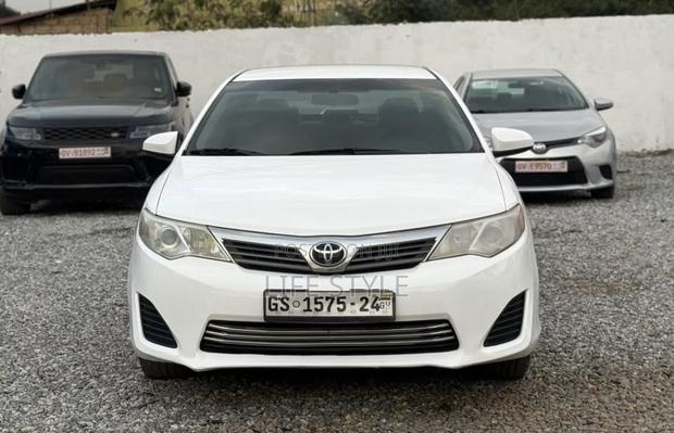 Toyota Camry SE 4dr Sedan (2.5L 4cyl 6A) 2013 White