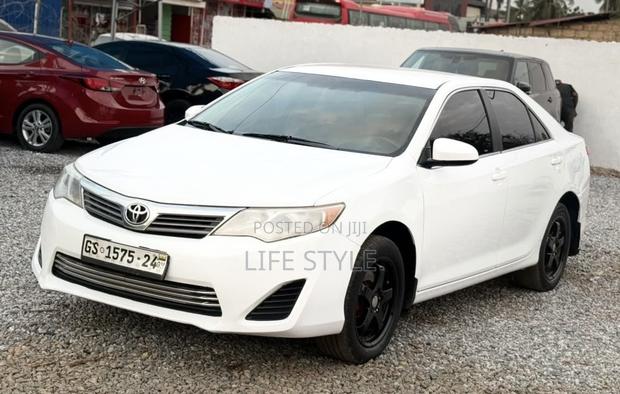 Toyota Camry SE 4dr Sedan (2.5L 4cyl 6A) 2013 White