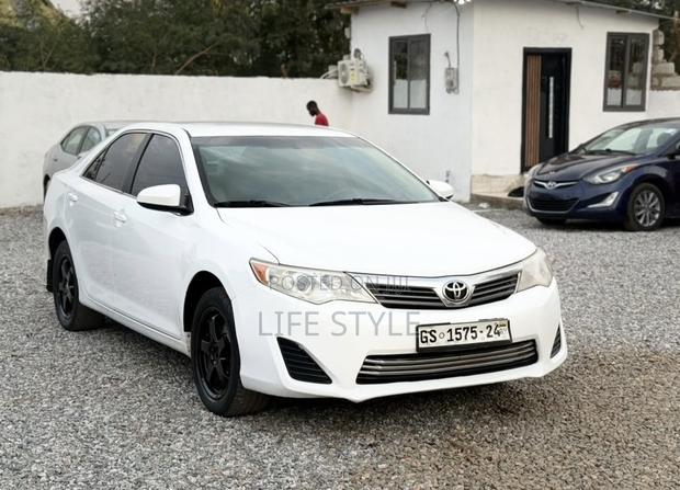 Toyota Camry SE 4dr Sedan (2.5L 4cyl 6A) 2013 White
