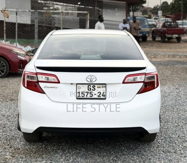 Toyota Camry SE 4dr Sedan (2.5L 4cyl 6A) 2013 White