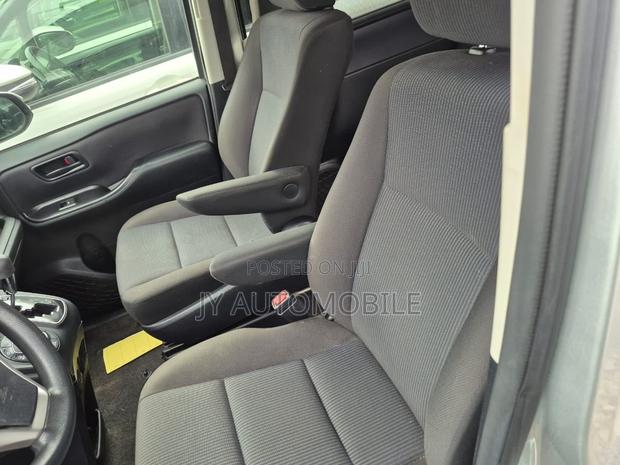 Toyota Voxy 2016
