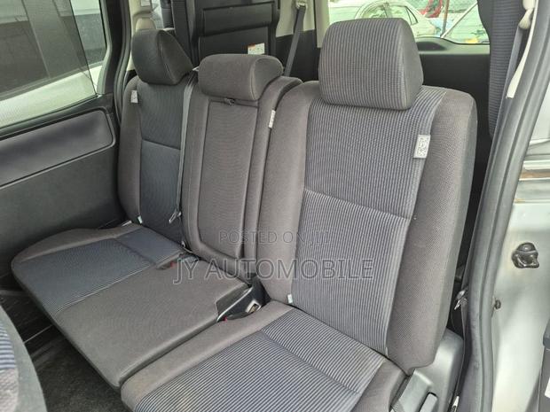 Toyota Voxy 2016