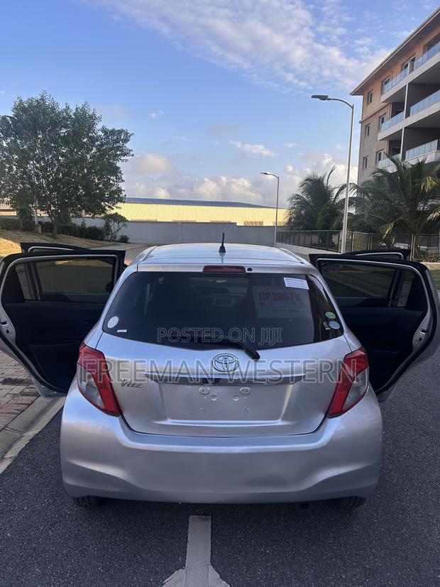 Toyota Vitz 2013 Silver