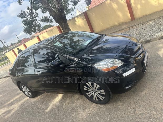 Toyota Yaris Base Sedan 4dr 2010 Black