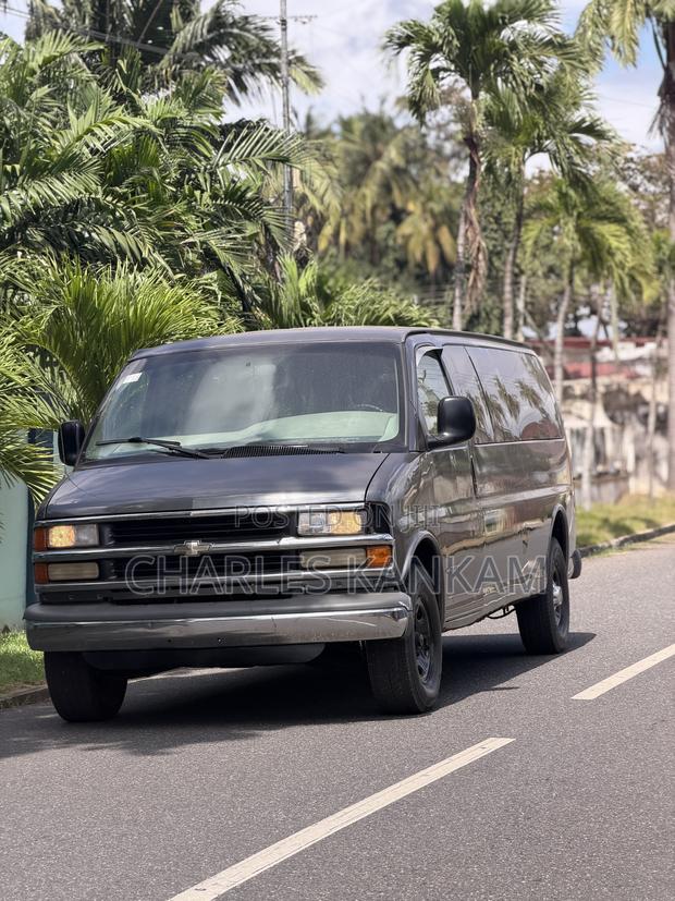 Chevrolet Express 3500 2010 Gray