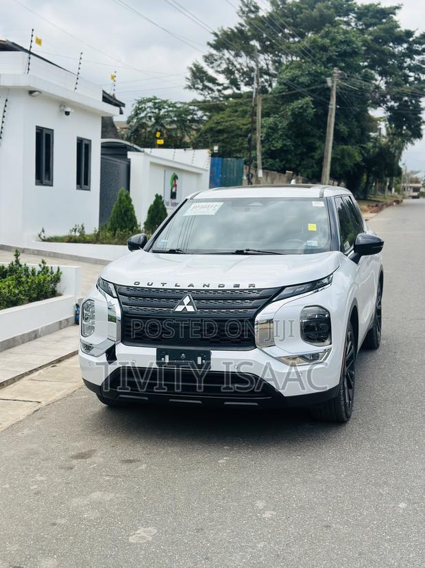 Mitsubishi Outlander 2022 White