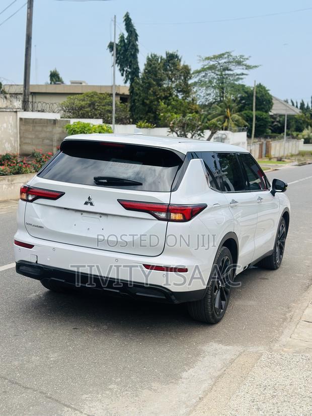 Mitsubishi Outlander 2022 White