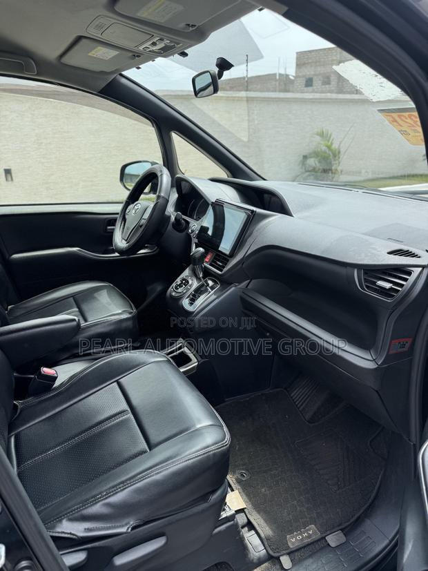 Toyota Voxy ZS 4WD 8-Seater 2014 Black