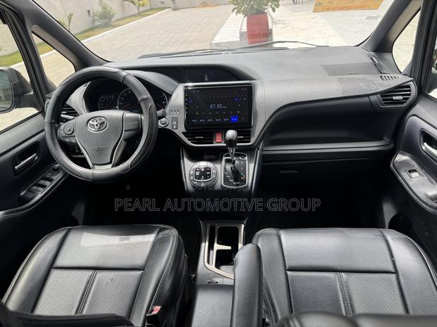 Toyota Voxy ZS 4WD 8-Seater 2014 Black