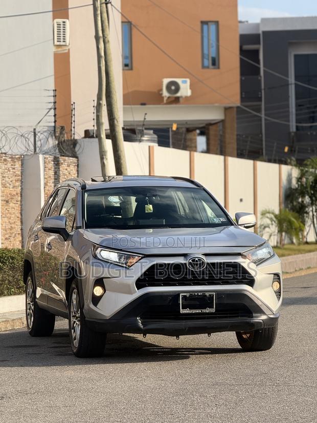 Toyota RAV4 XLE 2021 Silver