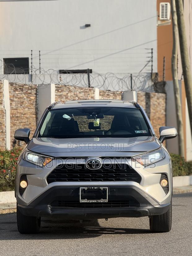 Toyota RAV4 XLE 2021 Silver