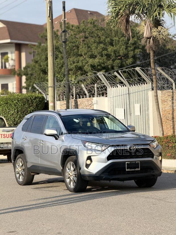 Toyota RAV4 XLE 2021 Silver