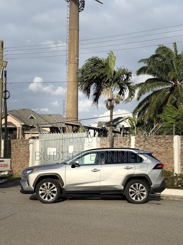 Toyota RAV4 XLE 2021 Silver