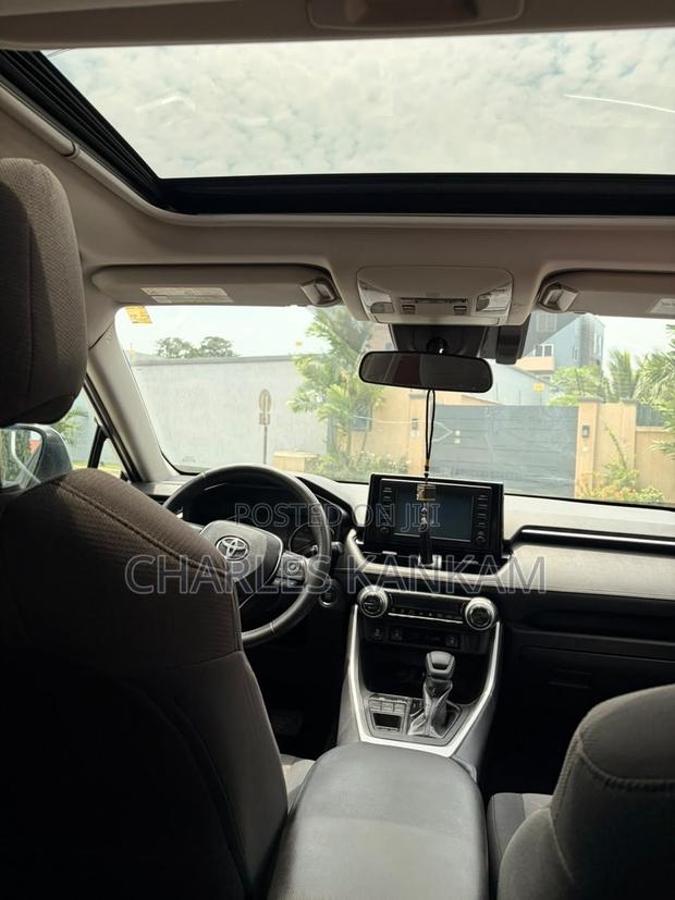 Toyota RAV4 XLE AWD 2019 Silver