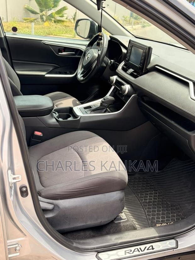 Toyota RAV4 XLE AWD 2019 Silver