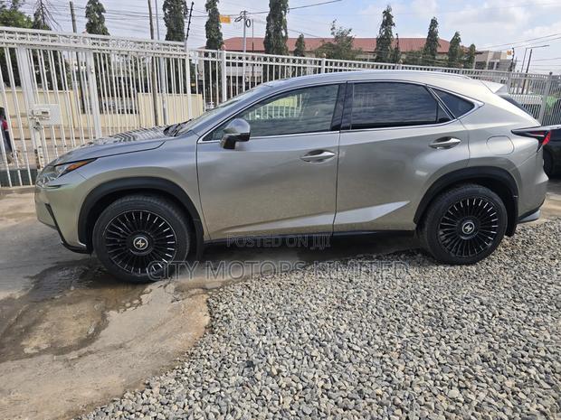 Lexus NX 300 FWD 2021
