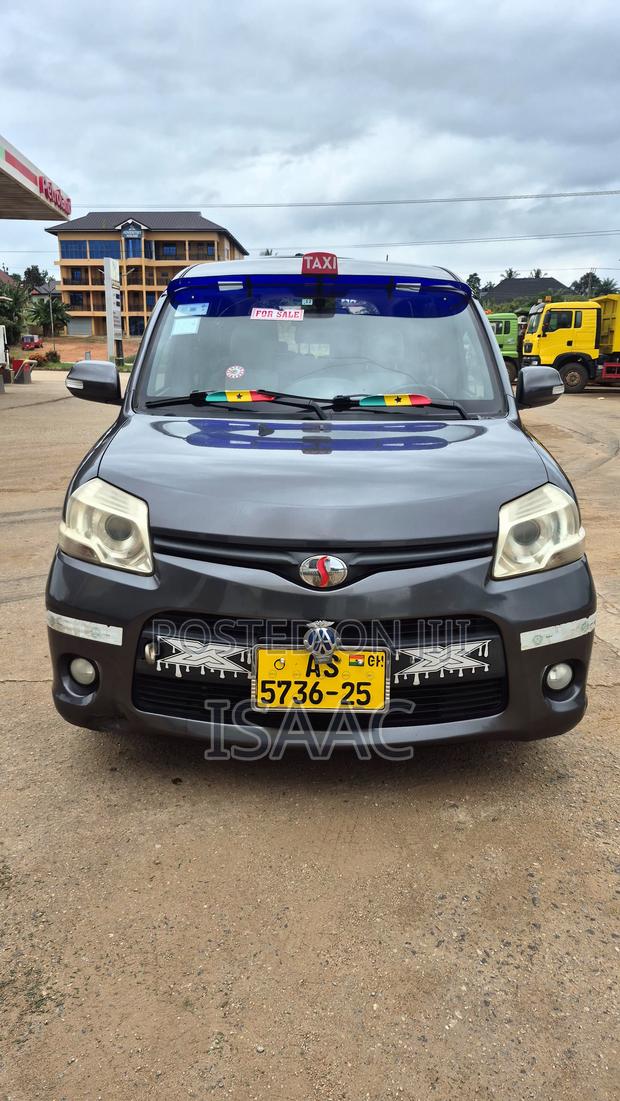 Toyota Sienta 2015 Gray