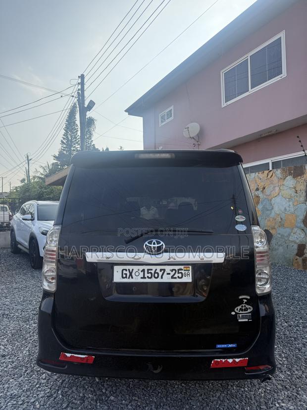 Toyota Voxy V 4WD 7-Seater 2010 Black