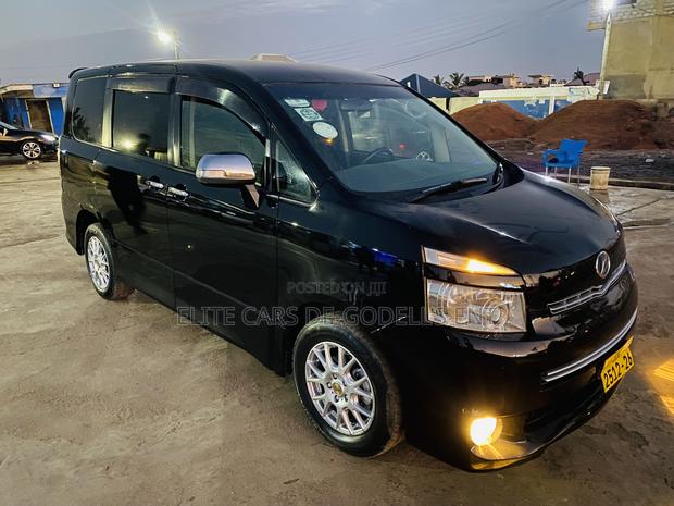 Toyota Voxy X 2WD 8-Seater 2011 Black