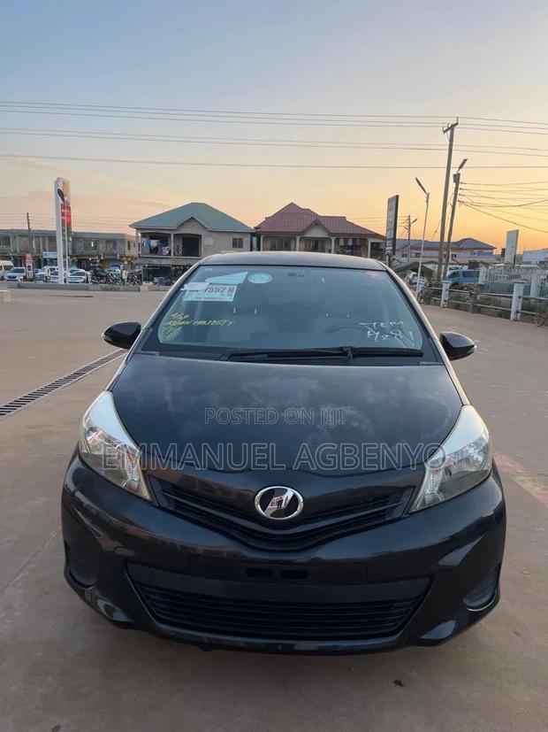 Toyota Vitz 1.3 FWD 5dr 2012 Black