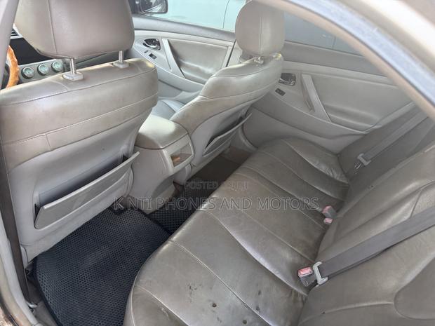 Toyota Camry LE 4dr Sedan (2.5L 4cyl 6AM) 2010 Gold