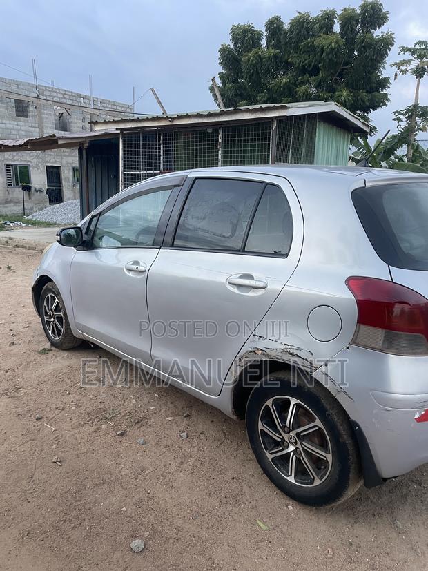 Toyota Vitz 2010 Silver