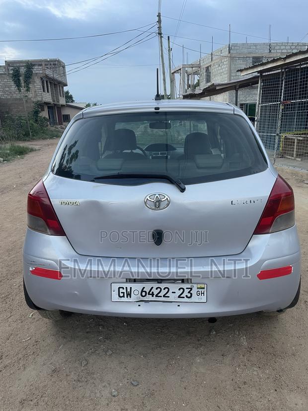 Toyota Vitz 2010 Silver